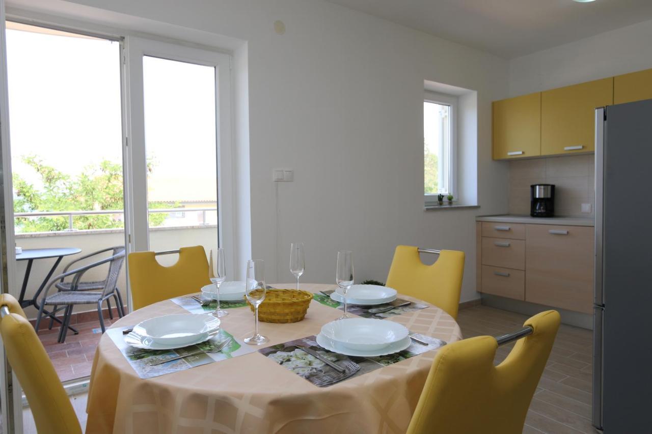 Apartments Sucic Iva I Tea Солине Экстерьер фото