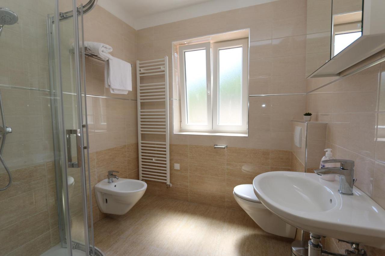 Apartments Sucic Iva I Tea Солине Экстерьер фото